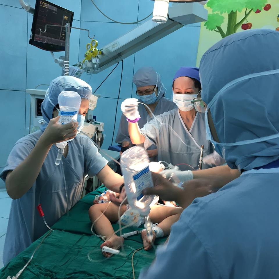 Ch&aacute;u b&eacute; đang được c&aacute;c b&aacute;c sĩ phẫu thuật khẩn cấp.