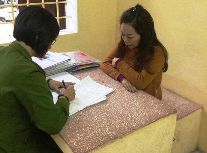 Bà Lê Thị Ninh (phải), tự xưng là cán bộ Sở Nông nghiệp và Phát triển nông thôn tỉnh Thanh Hóa, đã lừa đảo và chiếm đoạt hàng tỉ đồng của nhiều người muốn xin vào cơ quan nhà nước làm việc Ảnh: Tuấn Minh