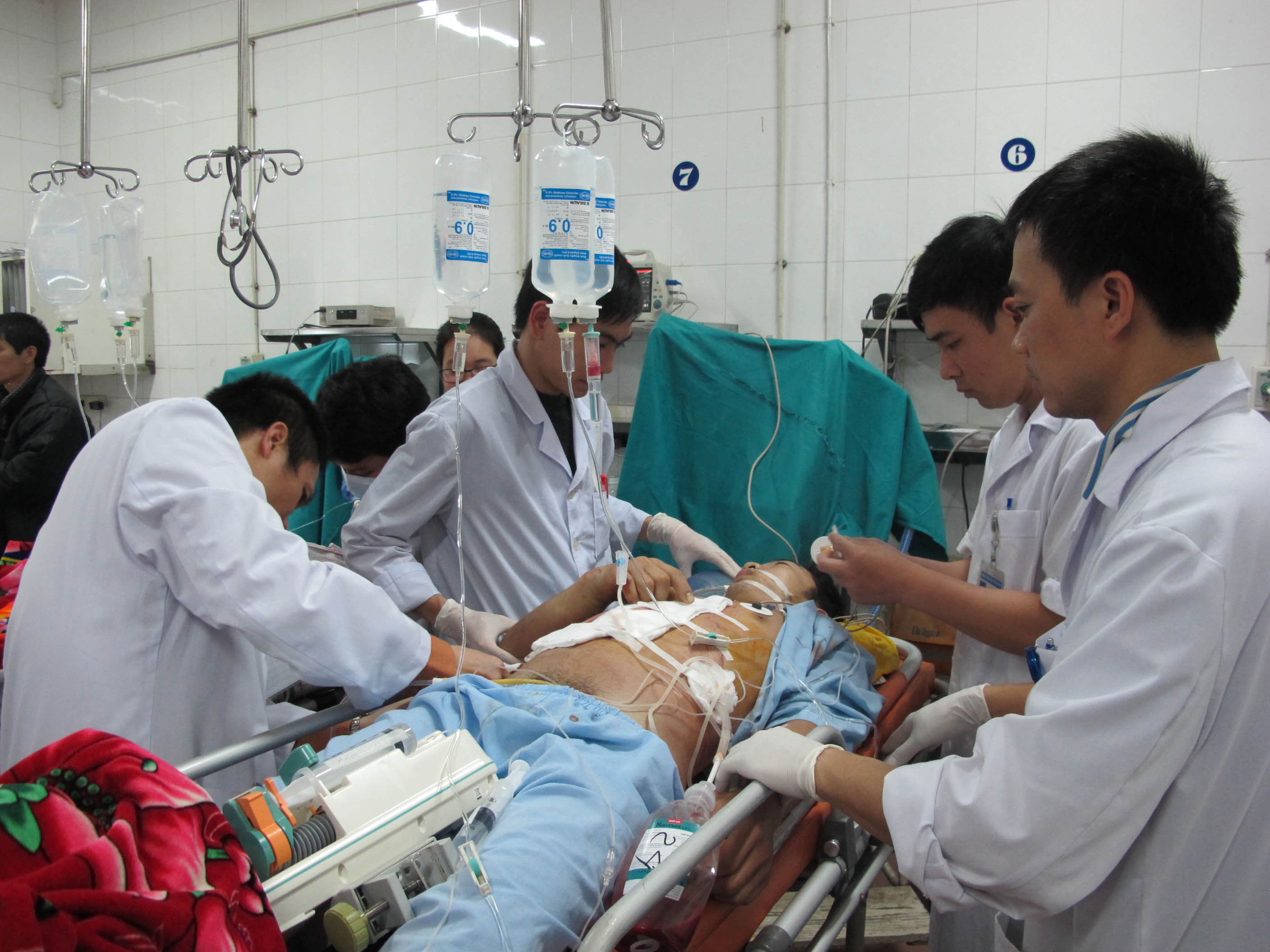 Cấp cứu do đa chấn thương sau tai nạn giao th&ocirc;ng rất thường gặp ở c&aacute;c bệnh viện trong c&aacute;c dịp nghỉ d&agrave;i ng&agrave;y
Ảnh: NGỌC DUNG