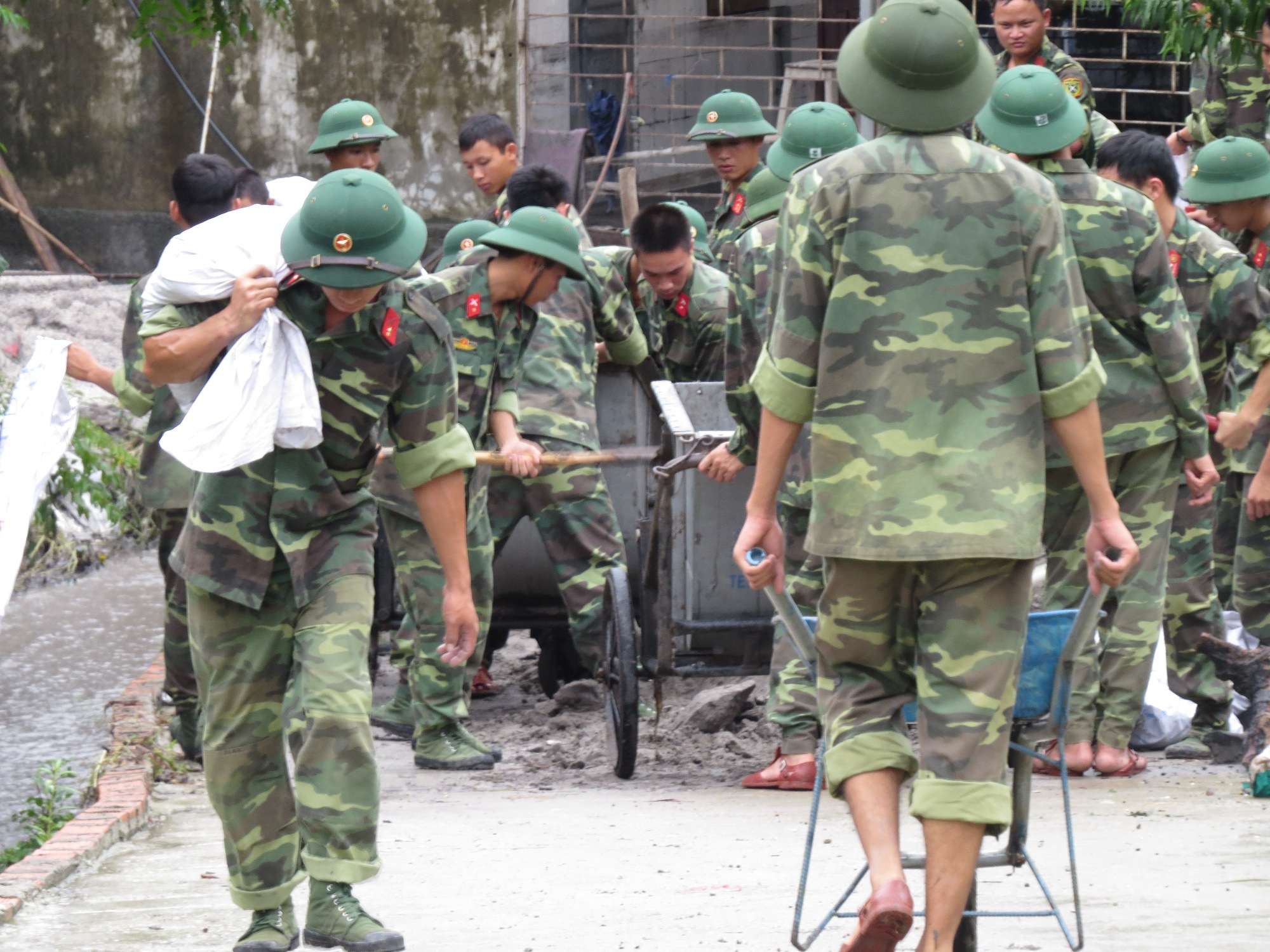 Lực lượng qu&acirc;n đội hỗ trợ tỉnh Quảng Ninh khắc phục hậu quả mưa lũ 
Ảnh: 
Trọng Đức