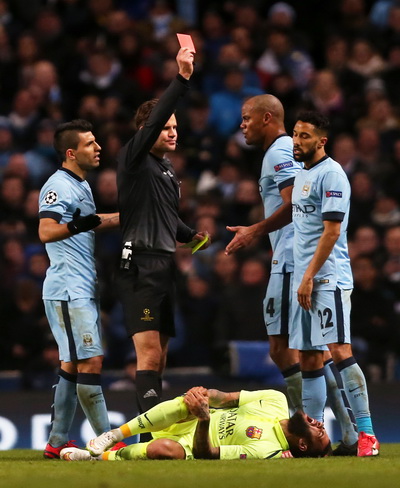 Tấm thẻ đỏ của Gael Clichy khiến Man City kh&ocirc;ng thể t&igrave;m kiếm b&agrave;n gỡ h&ograve;a