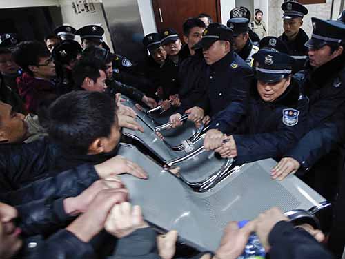 Nhiều người đ&atilde; c&oacute; h&agrave;nh động qu&aacute; kh&iacute;ch với cảnh s&aacute;t khi t&igrave;m c&aacute;ch v&agrave;o thăm người nh&agrave; bị thương trong bệnh viện. Ảnh: Reuters