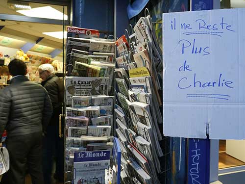 Người Việt săn lùng tạp chí biếm họa Charlie Hebdo