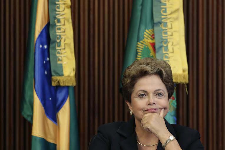 Tổng thống Brazil Dilma Rousseff đang đối mặt nhiều sức &eacute;p do vụ b&ecirc; bối tham nhũng tại C&ocirc;ng ty Dầu nh&agrave; nước PetrobrasẢnh: Reuters