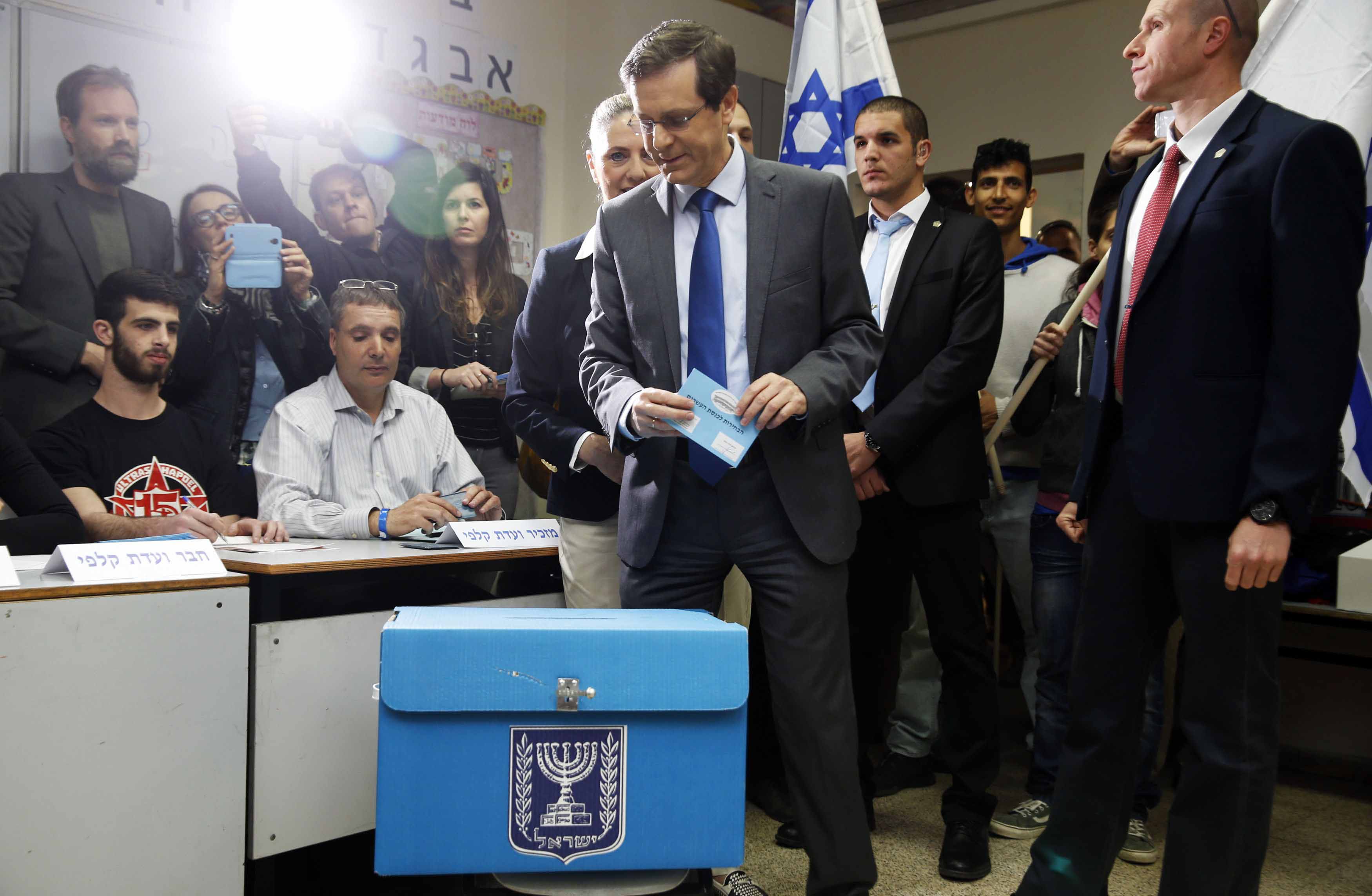 Ông Isaac Herzog bỏ phiếu Ảnh: Reuters