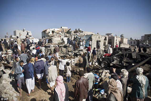 Người dân Yemen nháo nhào sau các cuộc không kích do Ả Rập Saudi dẫn đầuẢnh: AP