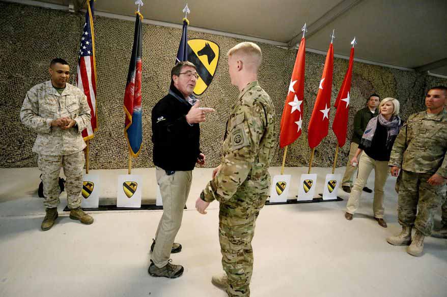 Bộ trưởng Quốc ph&ograve;ng Ashton Carter tr&ograve; chuyện với c&aacute;c qu&acirc;n nh&acirc;n Mỹ ở Afghanistan h&ocirc;m 22-2 Ảnh: AP