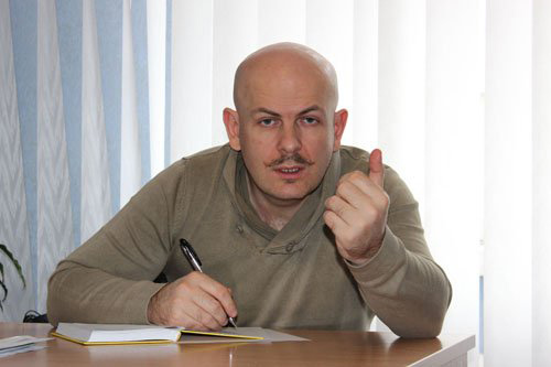 Hiện trường vụ án mạng (ảnh trên) nhà báo Oles Buzina ở Kiev hôm 16-4 Ảnh: UNIAN-POLITIKUS
