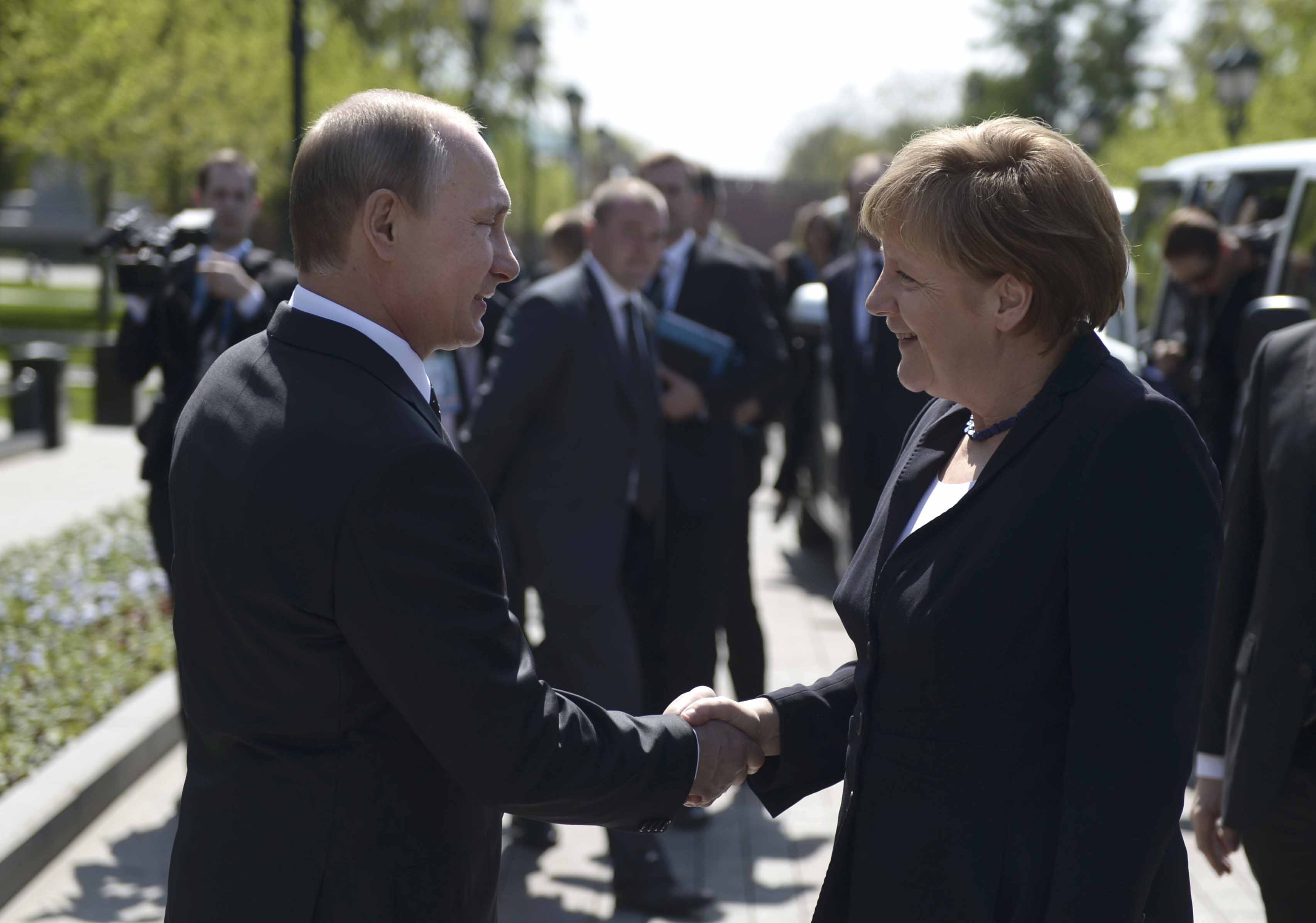 Tổng thống Nga Vladimir Putin v&agrave; Thủ tướng Đức Angela Merkel tại lễ đặt v&ograve;ng hoa tr&ecirc;n mộ chiến sĩ  v&ocirc; danh ở Moscow h&ocirc;m 10-5Ảnh: REUTERS