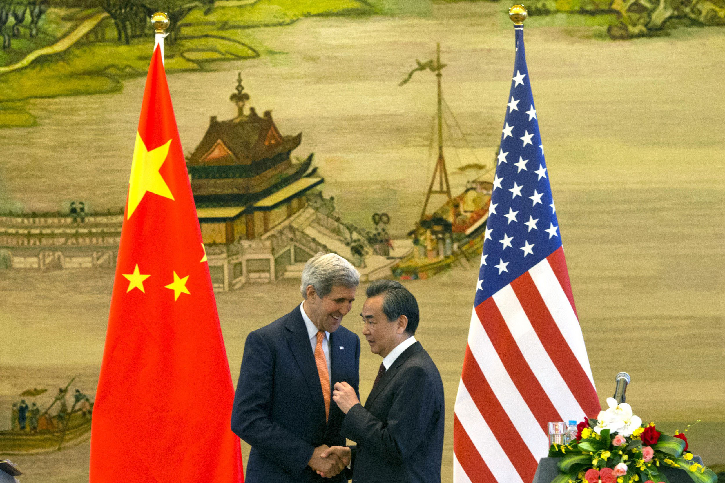 Ngoại trưởng Mỹ John Kerry (trái) và người đồng cấp Trung Quốc Vương Nghị sau cuộc họp báo ở Bắc Kinh hôm 16-5Ảnh: Reuters
