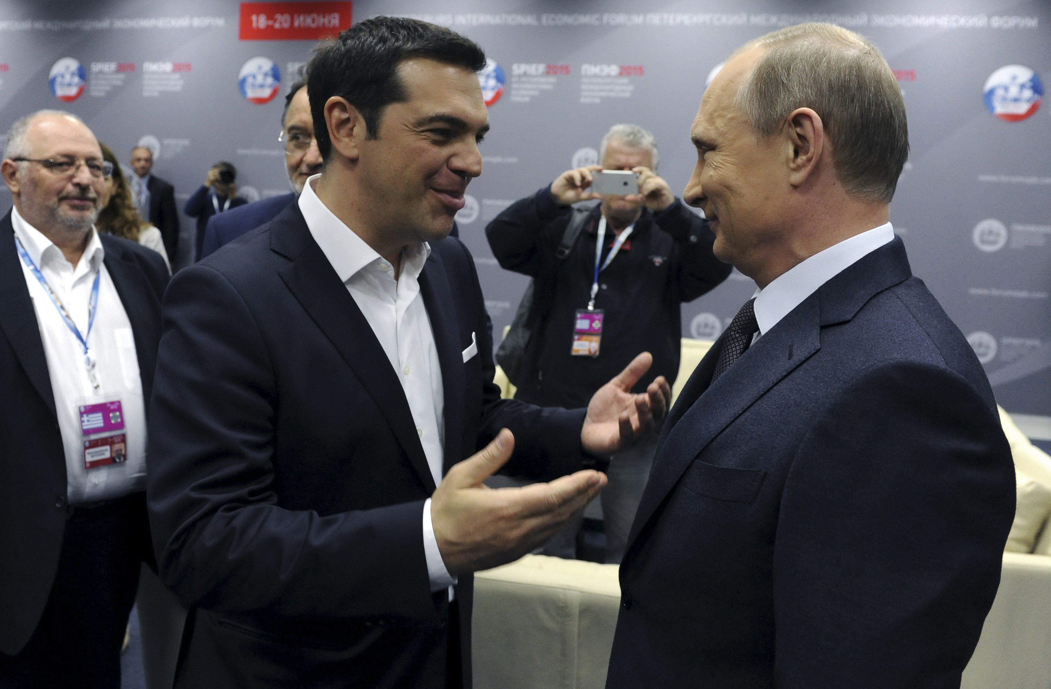 Thủ tướng Hy Lạp Alexis Tsipras (tr&aacute;i) gặp gỡ Tổng thống Nga Vladimir Putin b&ecirc;n lề Diễn đ&agrave;n Kinh tế quốc tế ở St. Petersburg - Nga tối 19-6Ảnh: REUTERS