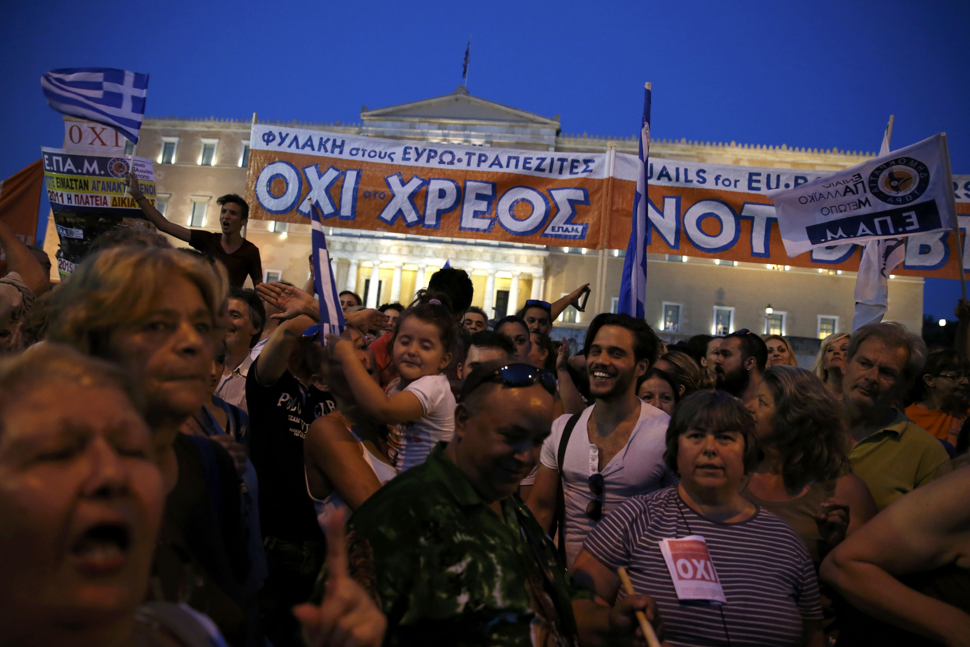 Người Hy Lạp biểu t&igrave;nh phản đối c&aacute;c biện ph&aacute;p khắc khổ tại Athens h&ocirc;m 29-6Ảnh: Reuters