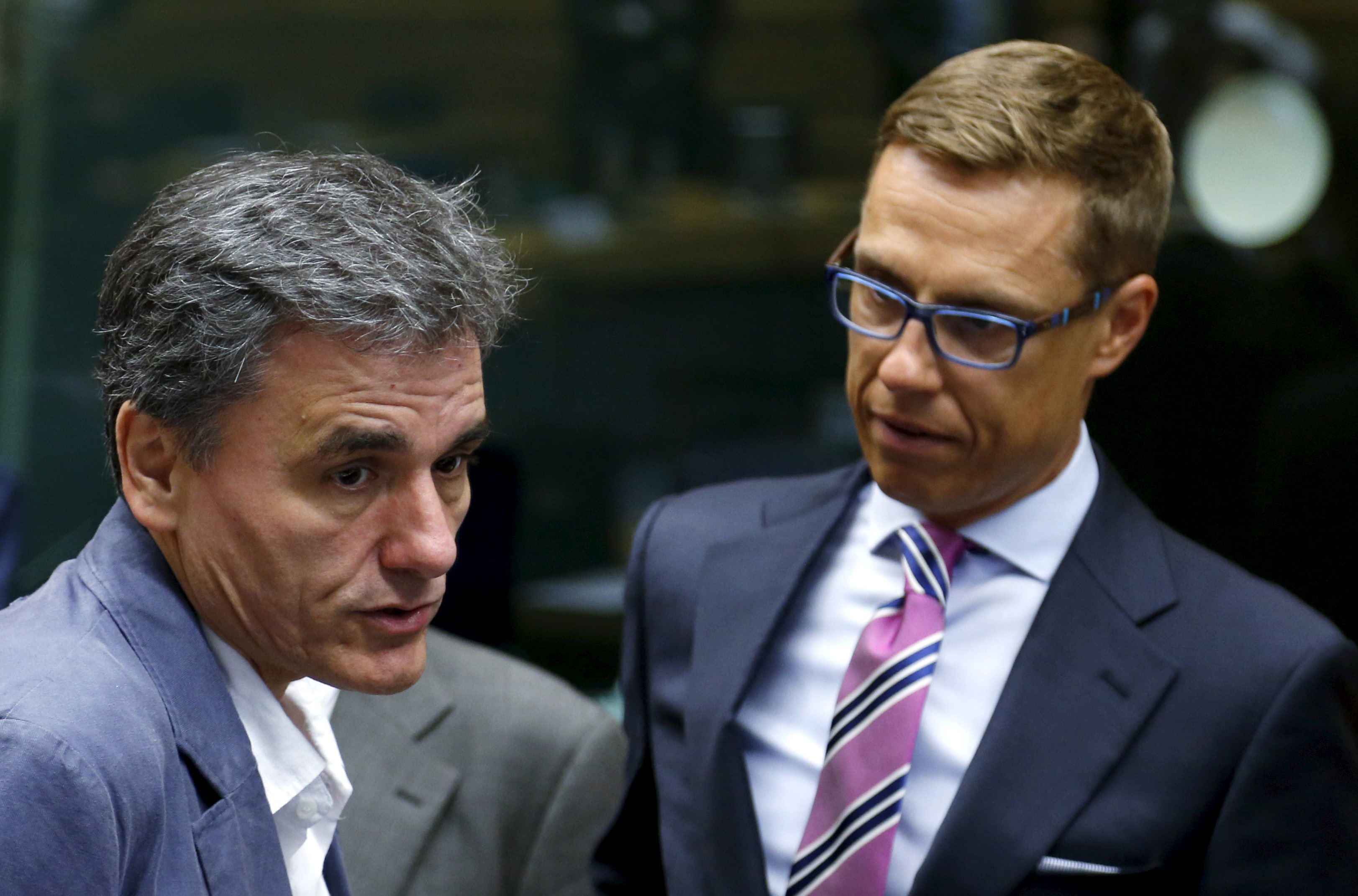 Bộ trưởng T&agrave;i ch&iacute;nh Hy Lạp Euclid Tsakalotos (tr&aacute;i) tr&ograve; chuyện với người đồng cấp Phần Lan Alexander Stubb tại cuộc họp Eurogroup ở Brussels-Bỉ ng&agrave;y 12-7Ảnh: REUTERS