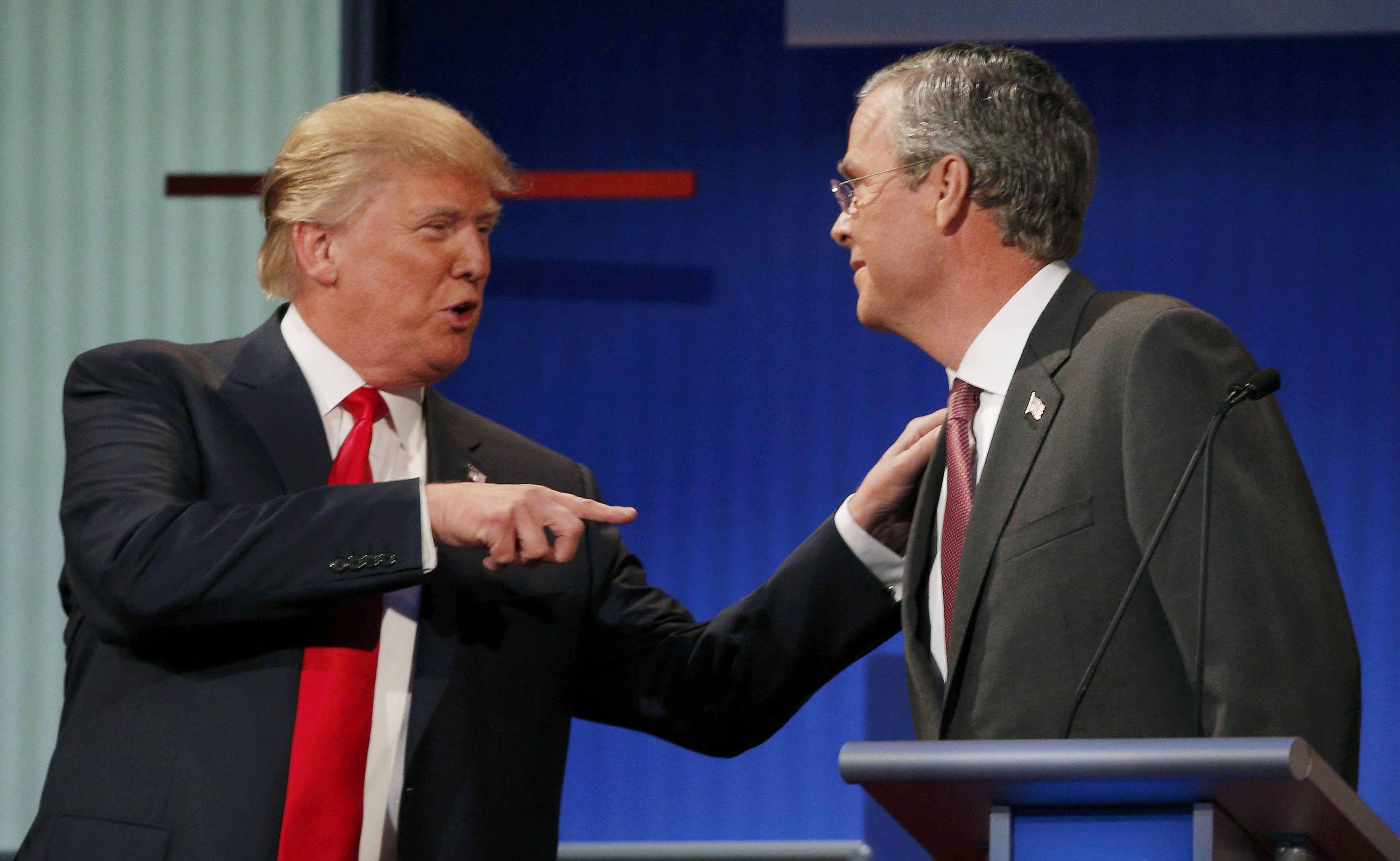 Tỉ ph&uacute; Donald Trump (tr&aacute;i) v&agrave; cựu Thống đốc Florida Jeb Bush Ảnh: REUTERS