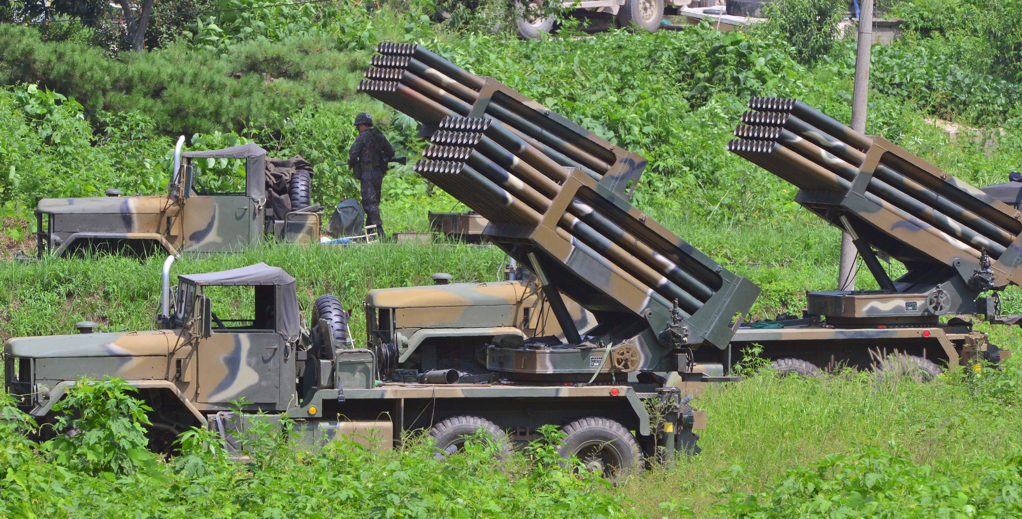 Hàn Quốc triển khai hệ thống tên lửa đa nòng (MLRS) ở gần biên giới với Triều Tiên hôm 23-8Ảnh: REUTERS