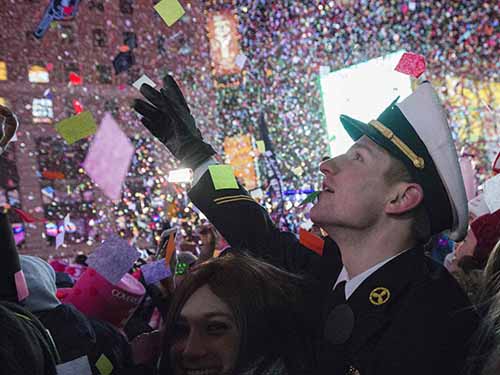 Người d&acirc;n TP New York - Mỹ đ&oacute;n năm mới 2015Ảnh: Reuters