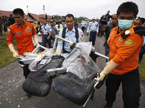Một số ghế ngồi trên máy bay QZ8501 được tìm thấy hôm 5-1Ảnh: Reuters