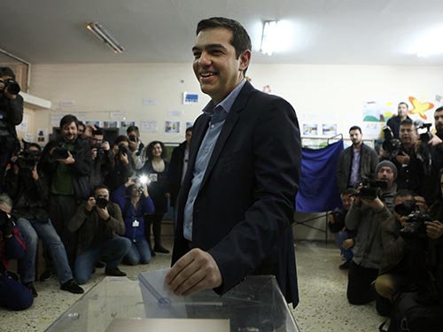 Ông Alexis Tsipras, thủ lĩnh đảng Syriza, bỏ phiếu tại thủ đô Athens – Hy Lạp hôm 25-1
Ảnh: Reuters