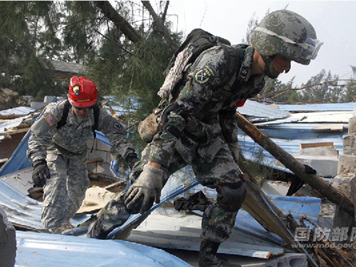 Binh sĩ Mỹ và Trung Quốc tham gia diễn tập về hỗ trợ nhân đạo và cứu trợ thảm họa ở TP Hải Khẩu,
tỉnh Hải Nam hôm 18-1Ảnh: ChinaMil