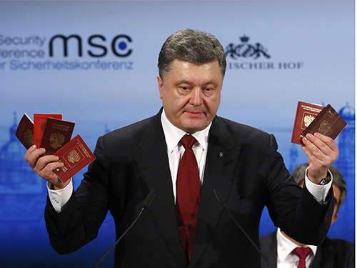 Tổng thống Petro Poroshenko trưng ra c&aacute;c cuốn hộ chiếu Nga tại Hội nghị An ninh Munich ng&agrave;y 7-2Ảnh: Reuters