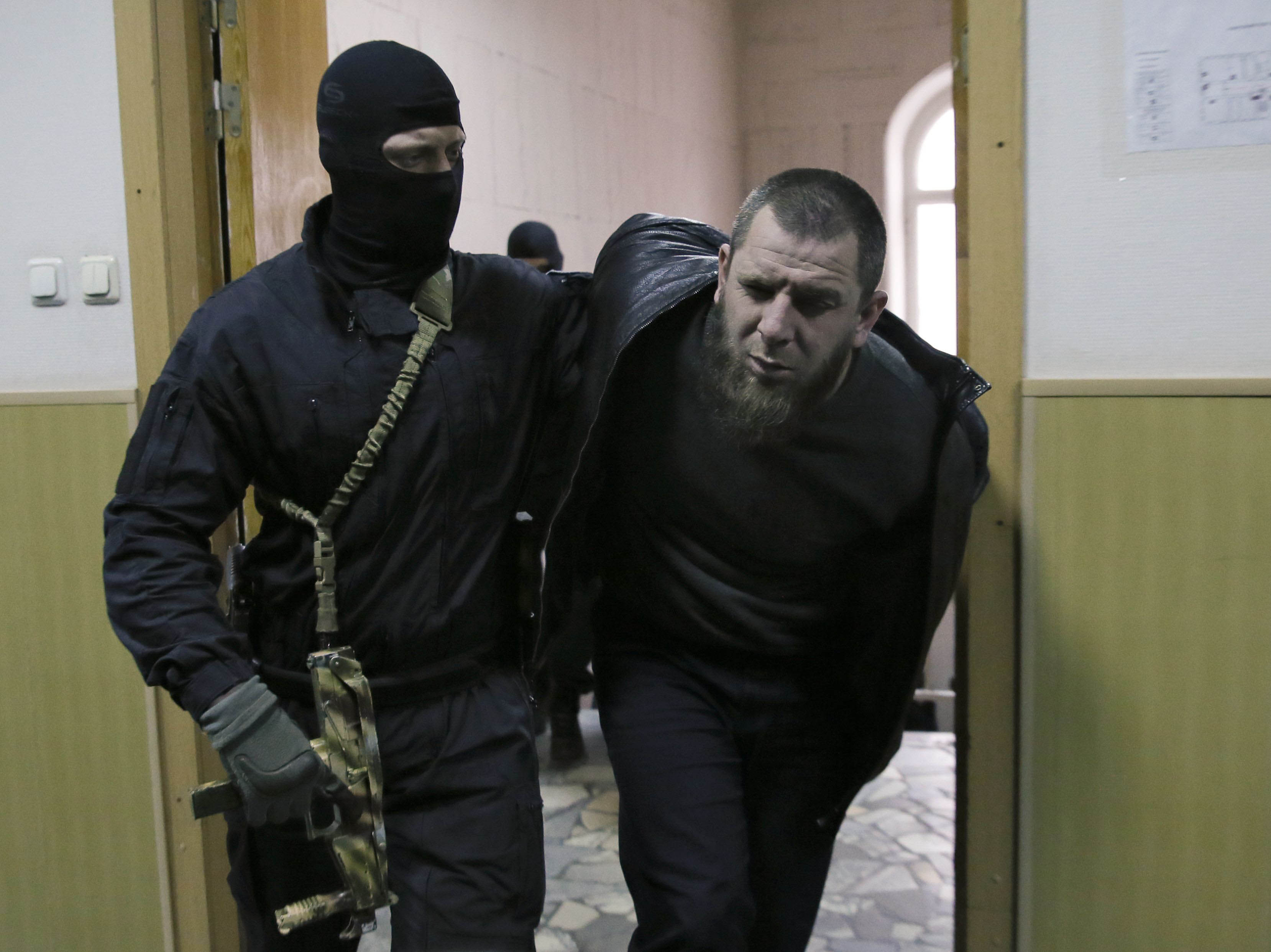 Nghi can Tamerlan Eskerkhanov bị cáo buộc liên quan đến vụ sát hại ông Nemtsov xuất hiện tại tòa án
ở Moscow - Nga hôm 8-3 Ảnh: Reuters