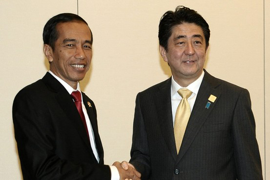 Tổng thống Indonesia Joko Widodo (tr&aacute;i) v&agrave; Thủ tướng Nhật Bản Shinzo Abe (phải) trong một cuộc gặp ở Bắc Kinh &ndash; Trung Quốc hồi th&aacute;ng 11-2014. Ảnh: European Pressphoto Agency