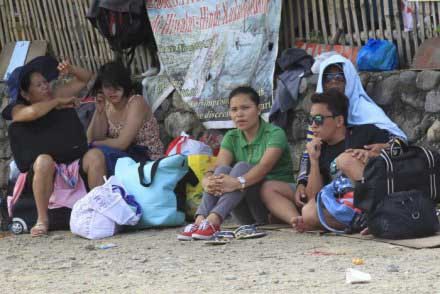 H&agrave;nh kh&aacute;ch bị mắc kẹt tr&ecirc;n đảo Marinduque, miền trung Philippines, do c&aacute;c chuyến ph&agrave; ngưng hoạt động. Ảnh: Reuters