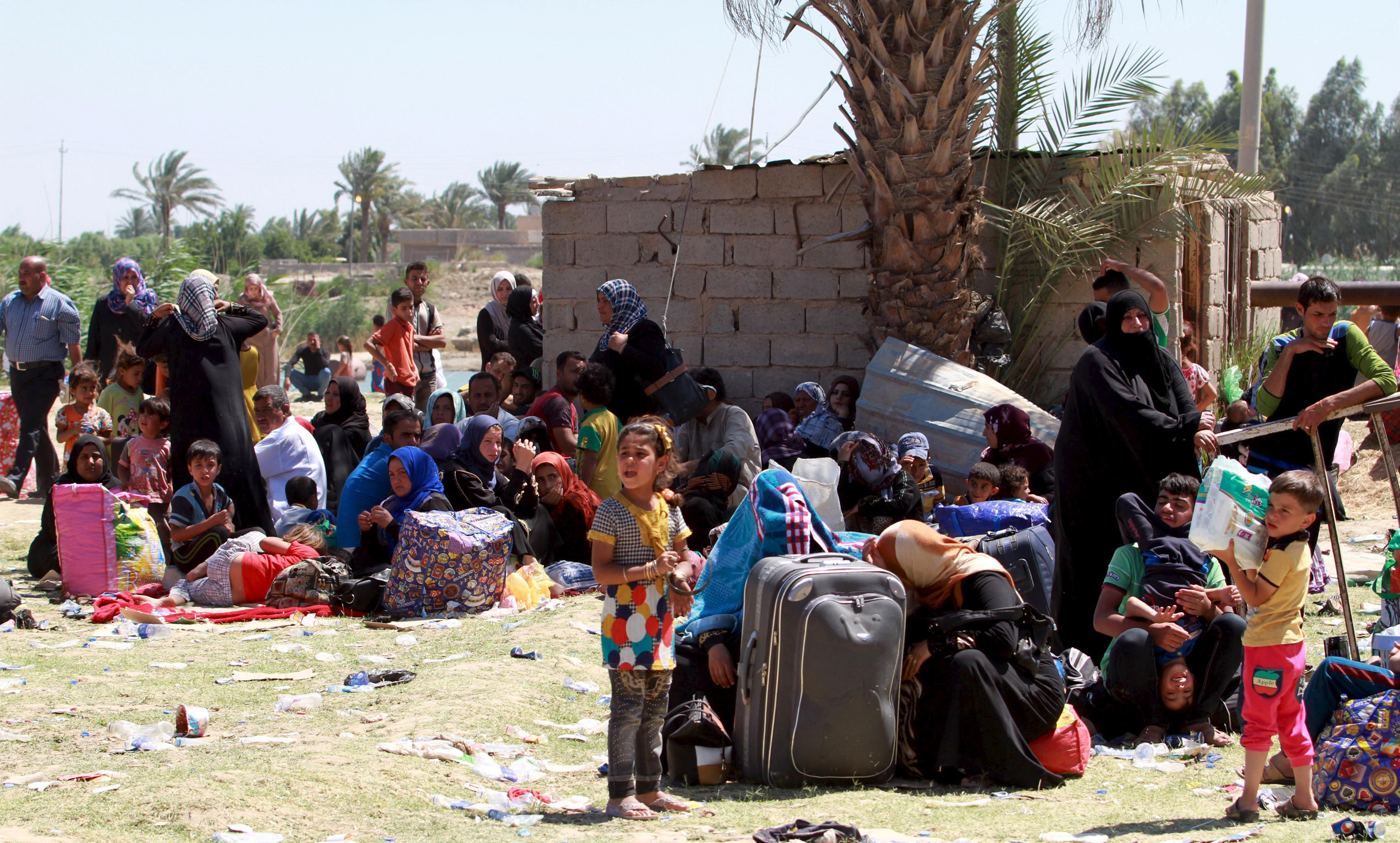 Người d&acirc;n TP Ramadi chạy trốn bom đạn đến ngoại &ocirc; thủ đ&ocirc; Baghdad h&ocirc;m 17-5Ảnh: REUTERS