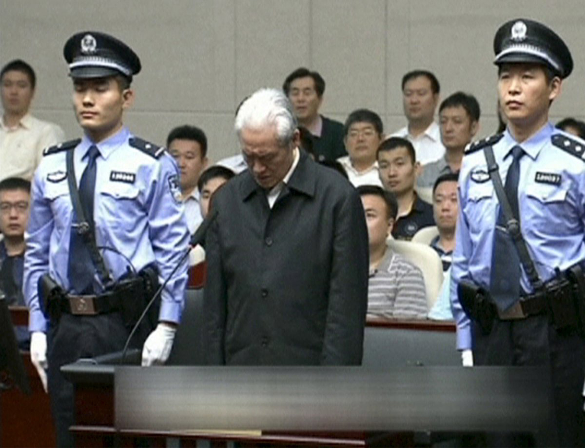 &Ocirc;ng Chu Vĩnh Khang c&uacute;i đầu tại phi&ecirc;n t&ograve;aẢnh: Reuters