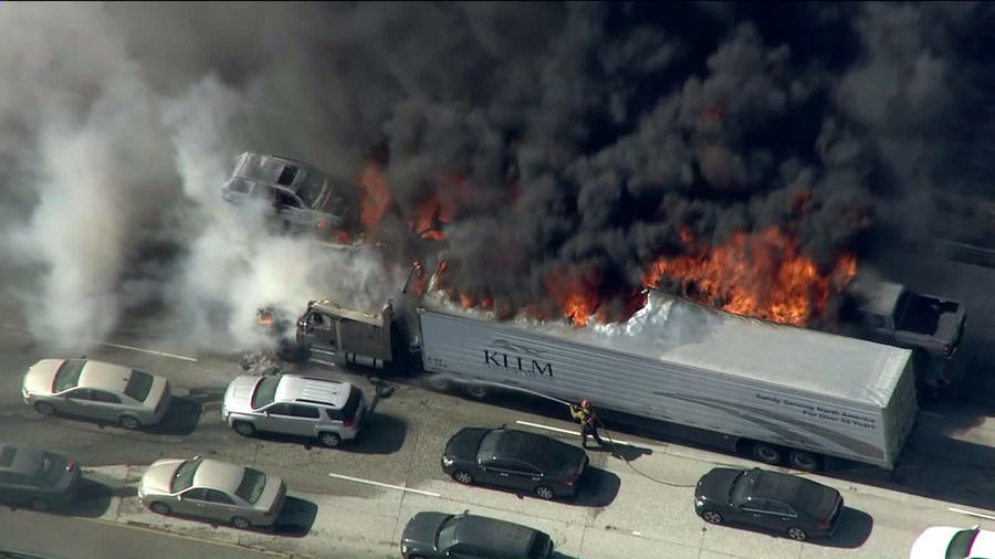 Cháy rừng tràn lên đường liên bang số 15 ở phía Nam bang California – Mỹ chiều 17-7
Ảnh: KTLA