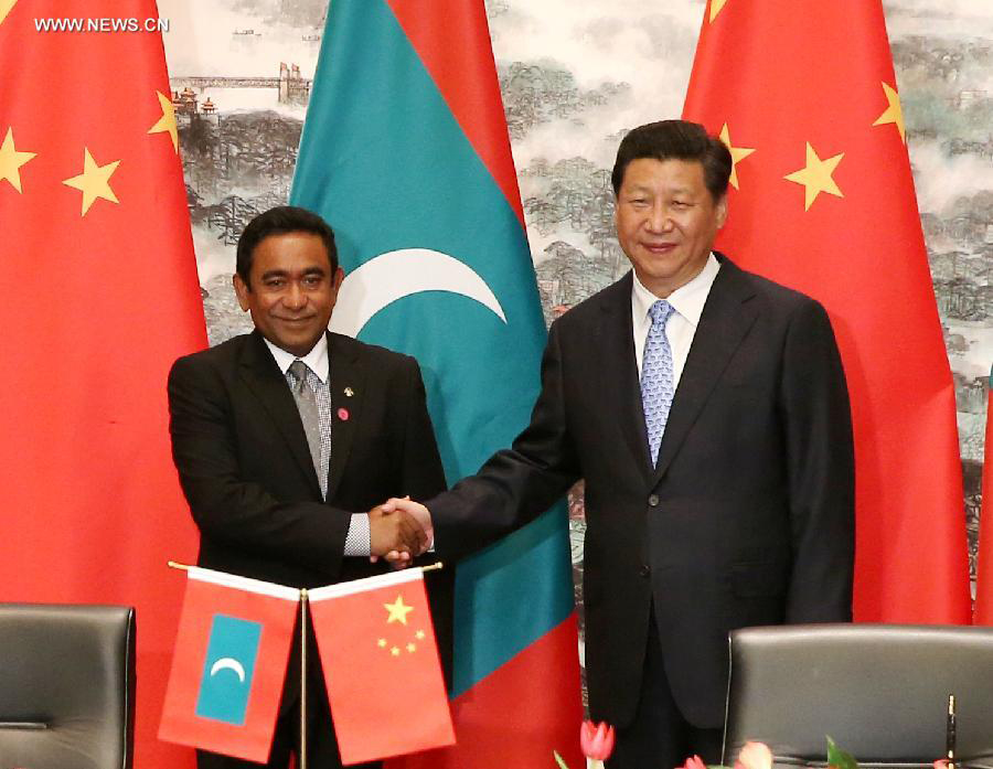 Tổng thống Maldives Abdulla Yameen (tr&aacute;i) bắt tay Chủ tịch Trung Quốc Tập Cận B&igrave;nh trong chuyến thăm Giang T&ocirc; &ndash; Trung Quốc năm 2014 Ảnh: T&acirc;n Hoa X&atilde;
