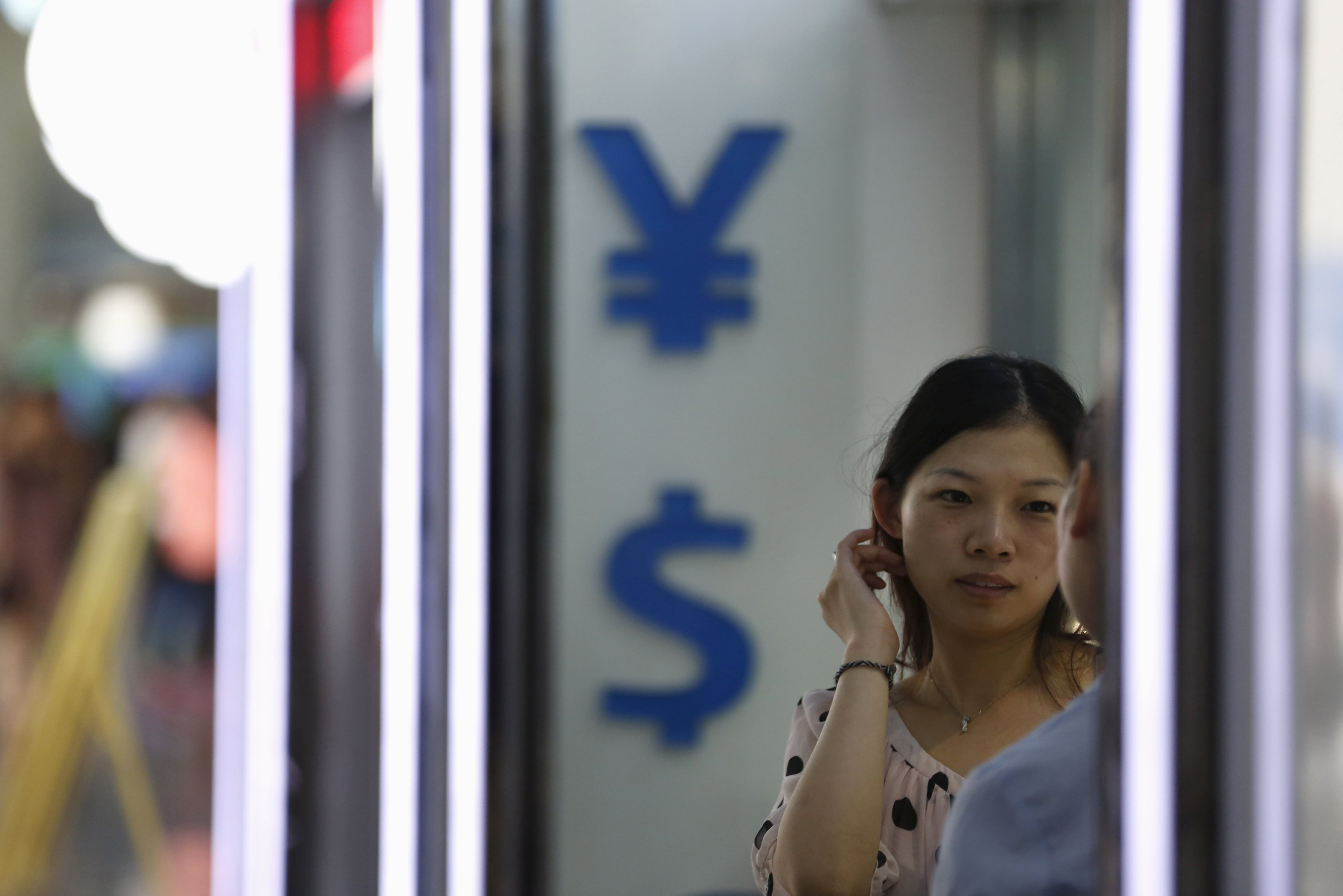 Một cửa h&agrave;ng đổi ngoại tệ ở TP Thượng Hải - Trung Quốc ng&agrave;y 14-8
 Ảnh: REUTERS