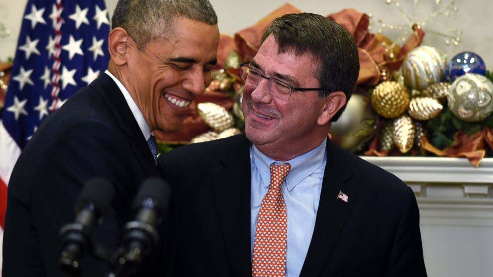 Tổng thống Mỹ Barack Obama (tr&aacute;i) v&agrave; &ocirc;ng Ashton Carter liệu c&oacute; &ldquo;cơm kh&ocirc;ng l&agrave;nh canh kh&ocirc;ng ngọt&rdquo;?  Ảnh: AP