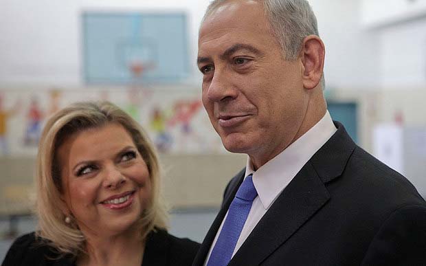 Thủ tướng Israel Benjamin Netanyahu (phải) cùng vợ là bà Sara. Ảnh: AP
