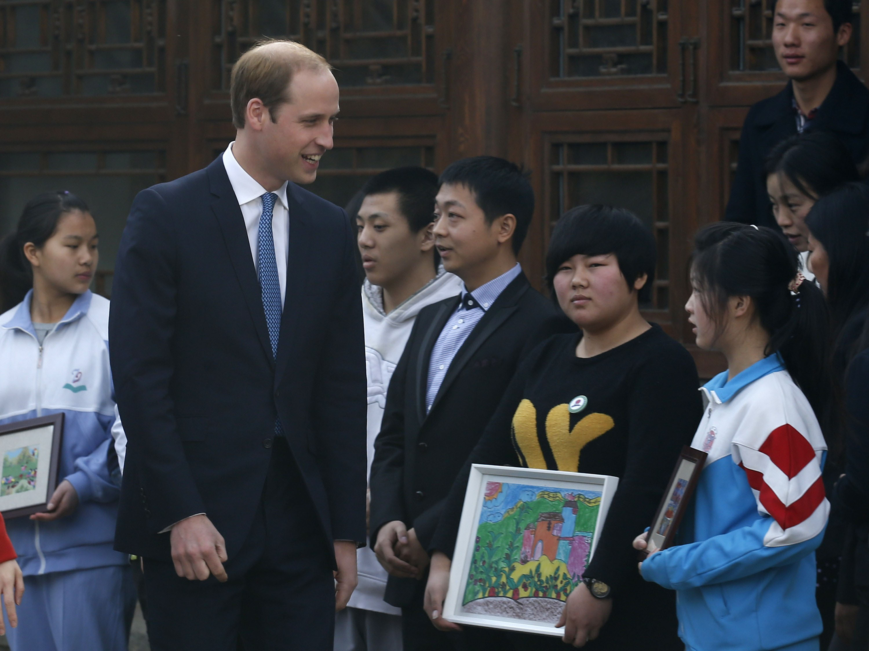 Ho&agrave;ng tử William gặp một số trẻ em Trung Quốc tại Bắc Kinh h&ocirc;m 2-3 Ảnh: Reuters