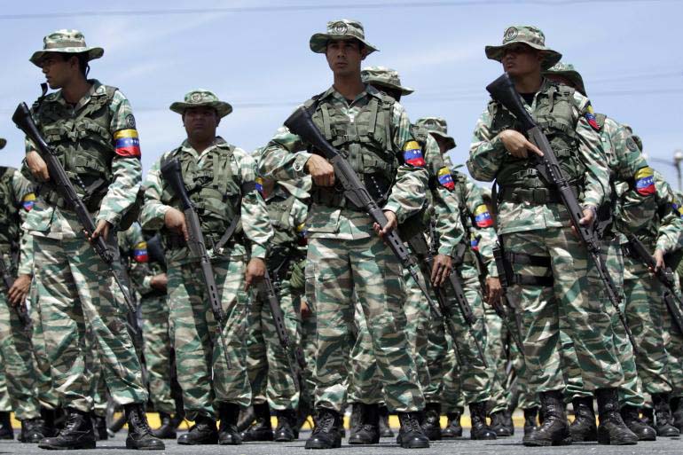 Binh sĩ Venezuela tham gia tập trận h&ocirc;m 14-3
Ảnh: Reuters