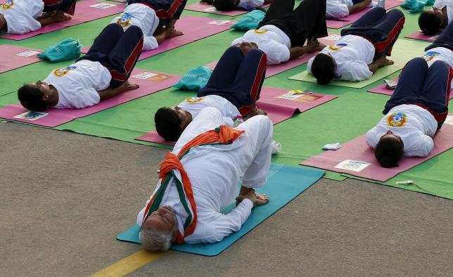 Thủ tướng Ấn Độ Narendra Modi diễn tập yoga tại New Delhi h&ocirc;m 21-6 Ảnh: Reuters
