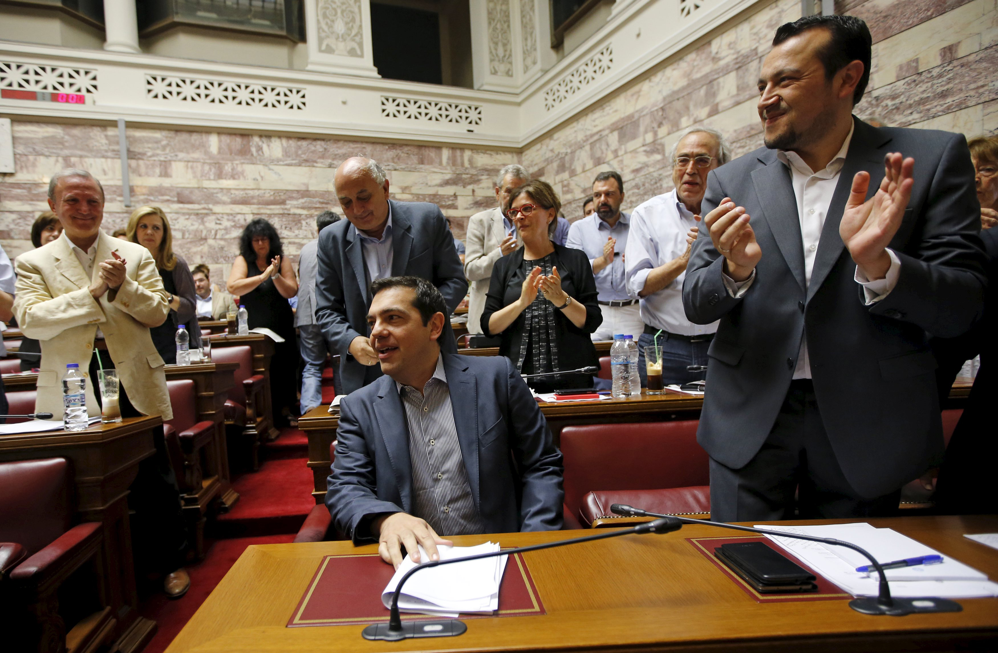 C&aacute;c nghị sĩ thuộc Đảng Syriza của Thủ tướng Alexis Tspras gặp nhau h&ocirc;m 10-7 để b&agrave;n về đề xuất xin cứu trợ của ch&iacute;nh phủẢnh: Reuters