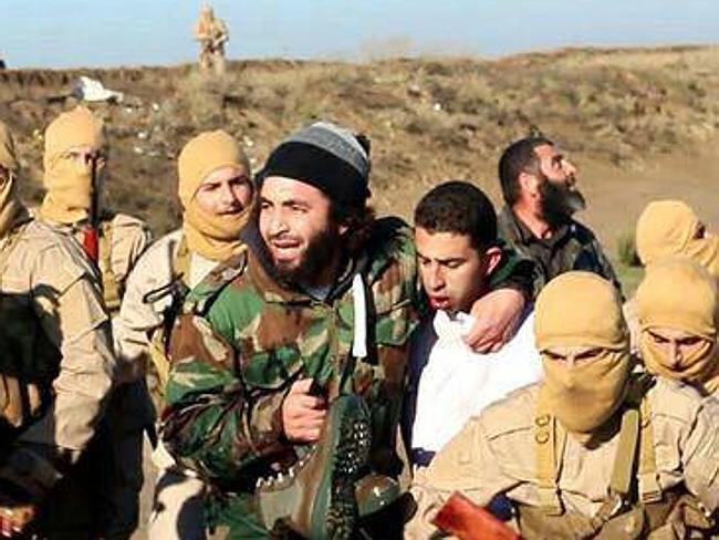 Phi c&ocirc;ng người Jordan Muath al-Kaseasbeh (&aacute;o trắng) bị IS thi&ecirc;u chết Ảnh: AP