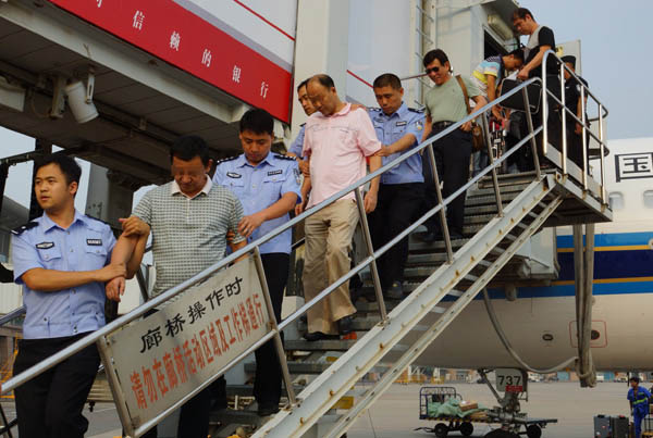 Hai nghi phạm kinh tế được giải về Trung Quốc từ Campuchia hồi tháng 8-2014 Ảnh: CHINA DAILY