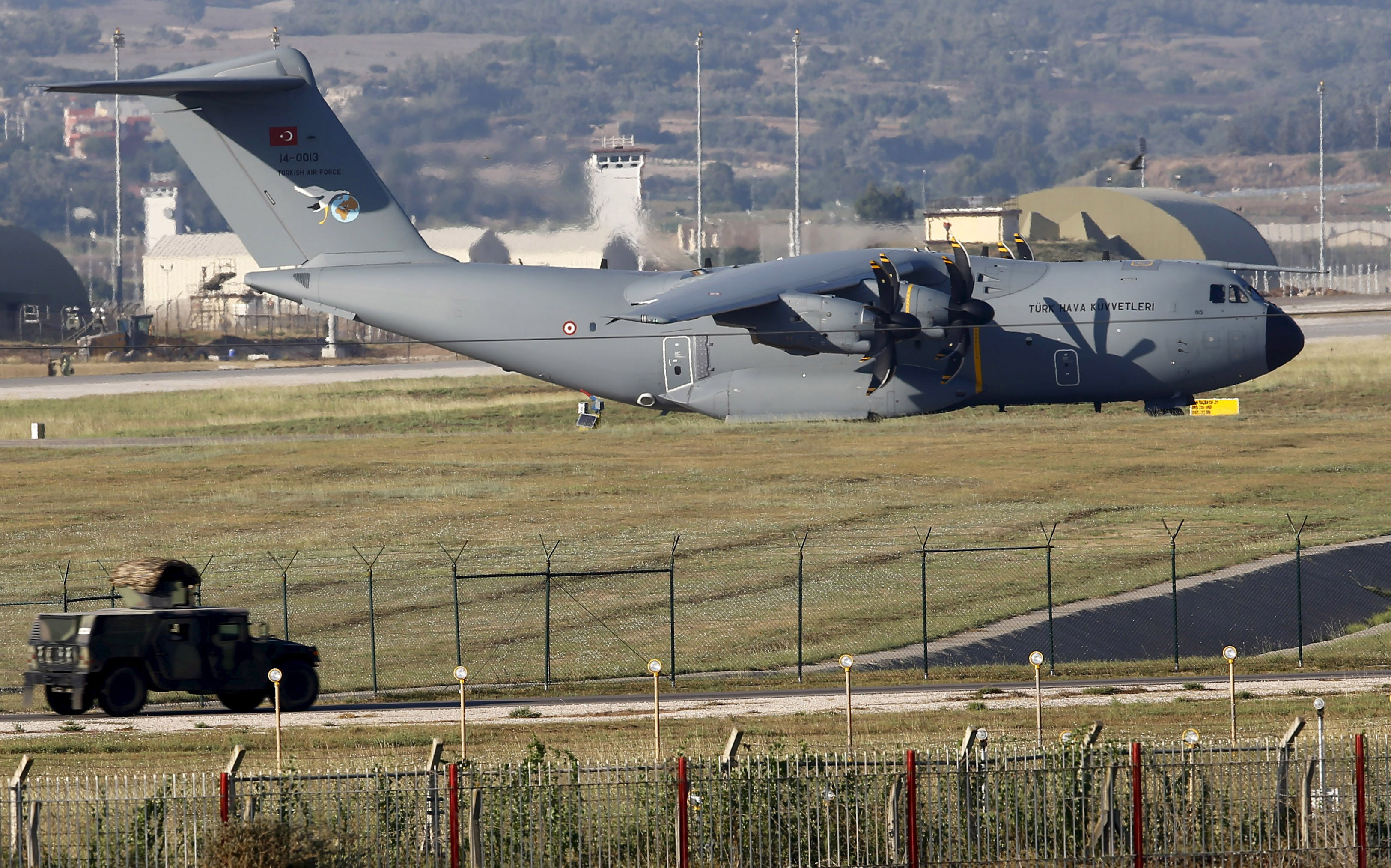 Một máy bay vận tải quân sự Thổ Nhĩ Kỳ tại căn cứ không quân Incirlik ở TP Adana Ảnh: Reuters