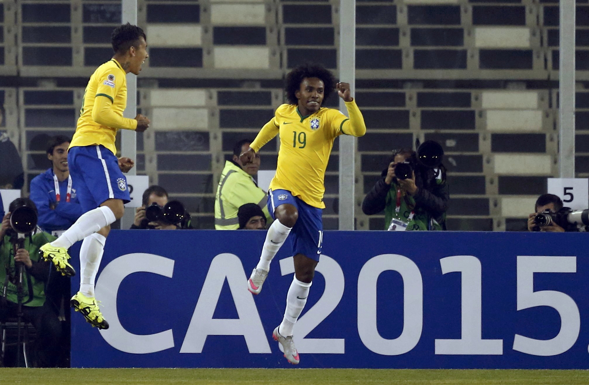 Willian (phải) chơi xuất sắc, kiến tạo cho Firmino ghi bàn nâng tỉ số lên 2-1 ở trận rạng sáng 22-6
Ảnh: REUTERS