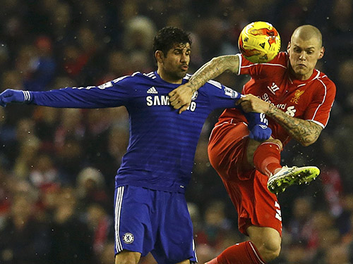 Được nghỉ ngơi cuối tuần qua, tiền đạo Diego Costa (tr&aacute;i) của Chelsea v&agrave; Skrtel của Liverpool sẽ t&aacute;i đấu trong trận lượt về hứa hẹn căng thẳngẢnh: REUTERS