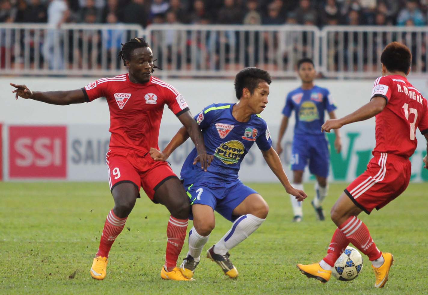 H&ocirc;̀ng Duy (7) trong tr&acirc;̣n HAGL thua Than Quảng Ninh 1-2 tr&ecirc;n s&acirc;n nhà. Anh và đ&ocirc;̀ng đ&ocirc;̣i quy&ecirc;́t kh&ocirc;ng đ&ecirc;̉ trắng tay l&acirc;̀n thứ ba tại Pleiku khi đ&ocirc;́i thủ chỉ là Đ&ocirc;̀ng Tháp