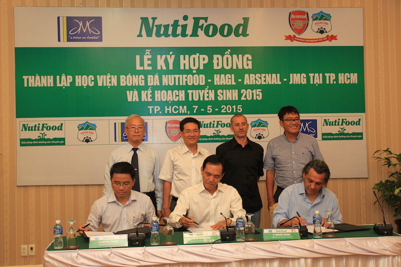 HLV Graechen (thứ hai từ phải sang, hàng đứng) trong lễ ký hợp đồng thành lập
Học viện Bóng đá NutiFood - HAGL - Arsenal - JMGẢnh: Quang Liêm