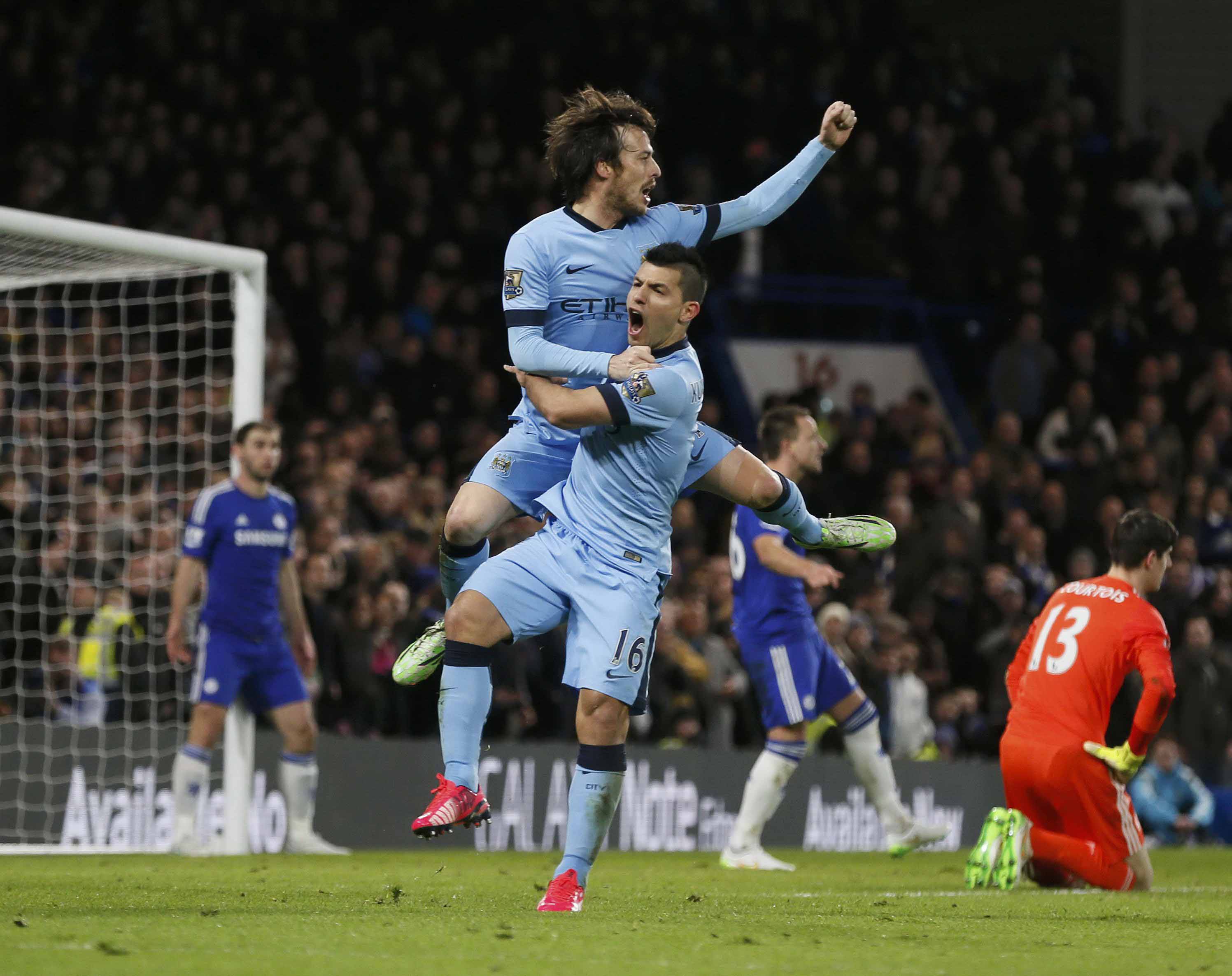 Để xem c&aacute;c ng&ocirc;i sao như David Silva (tr&aacute;i) v&agrave; Aguero của Man City, CĐV Việt Nam sẽ bỏ ra &iacute;t nhất 600.000 đồng/v&eacute;  Ảnh: REUTERS