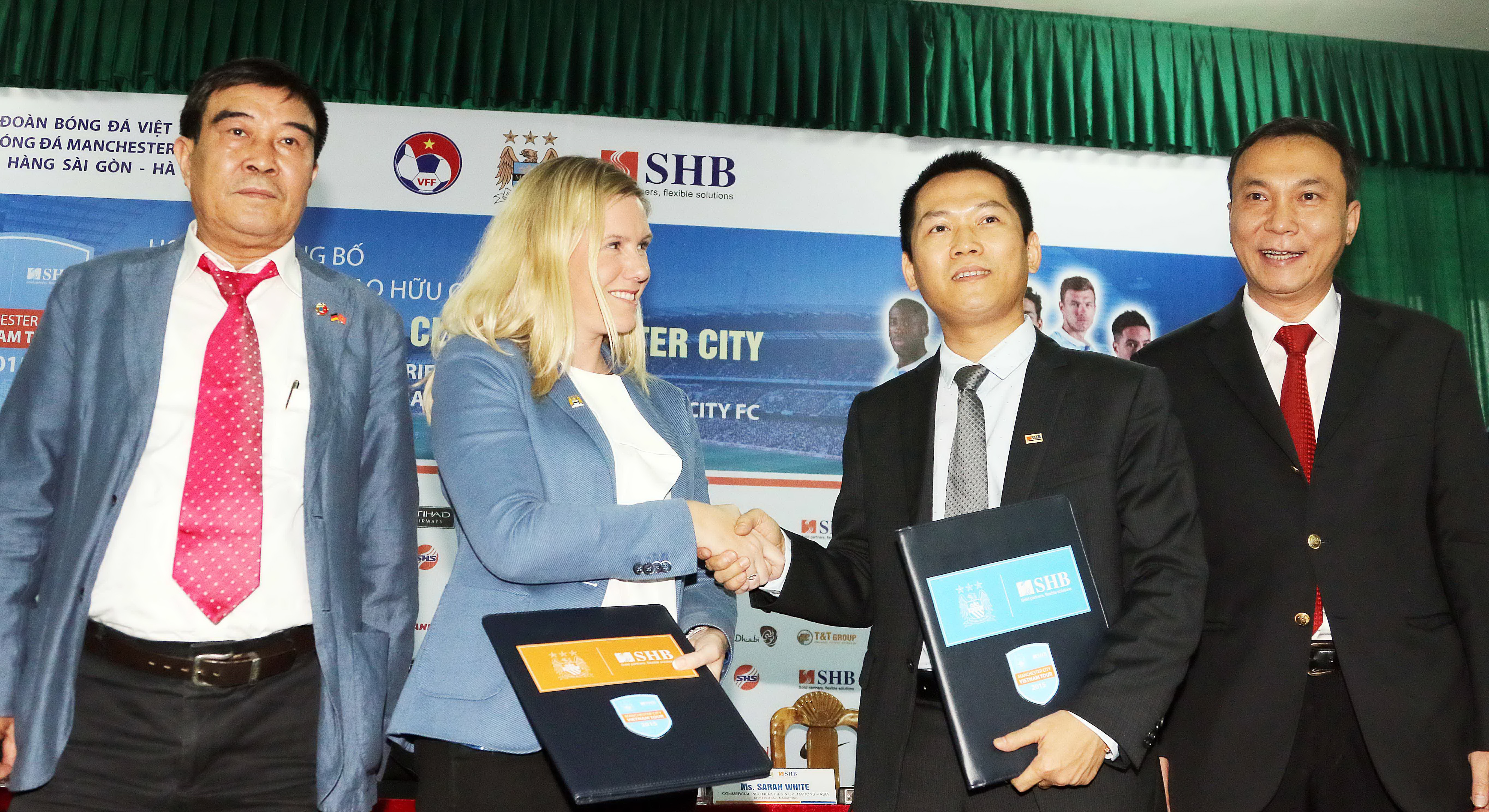 Đại diện Man City bắt tay với nhà tài trợ SHB sau cuộc họp báo chiều 10-7
Ảnh:
Hải Anh