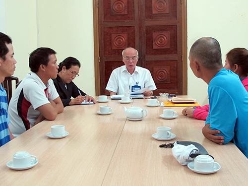 Gi&aacute;m đốc Sở Văn h&oacute;a - Thể thao TP HCM Phan Nguyễn Như Khu&ecirc; (giữa) ở buổi l&agrave;m việc chiều 19-1