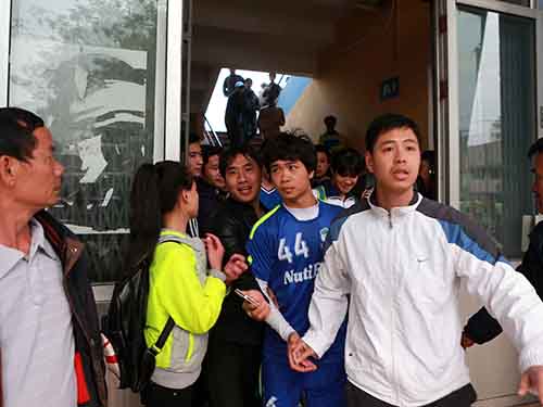 C&ocirc;ng Phượng (44) trong v&ograve;ng v&acirc;y CĐV Hải Ph&ograve;ng ở buổi tập chiều tối 20-1
Ảnh: 
Hải Anh