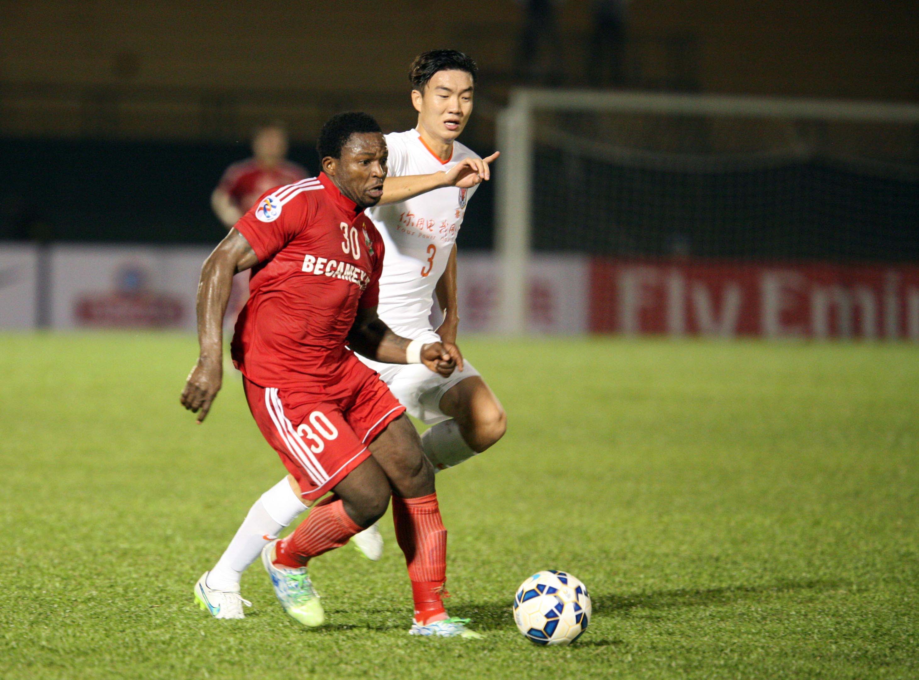 Oseni (30) là người gỡ hòa 1-1 cho B.Bình Dương